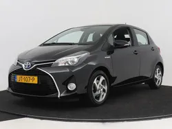Zwart Gebruikt 2016 Toyota Yaris Hybrid Trend Hatchback | € 14.950 (Eerlijke prijs)
