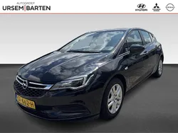 Zwart Gebruikt 2018 Opel Astra Edition Hatchback | € 9.985 (Eerlijke prijs)