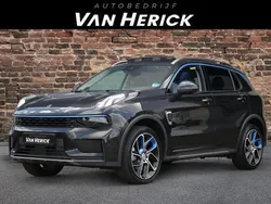 Zwart, metallic lak Gebruikt 2022 Lynk & Co 01 SUV | € 23.745 (Eerlijke prijs)