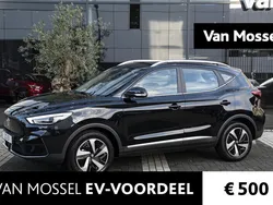 Zwart, metallic lak Gebruikt 2023 MG ZS Luxury Sedan | € 30.490 (Iets duurder)