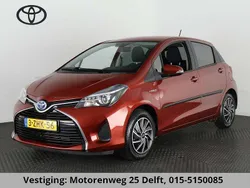 Rood, metallic lak Gebruikt 2015 Toyota Yaris Hybrid Style Hatchback | € 13.400 (Eerlijke prijs)