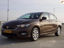 Bruin, metallic lak Gebruikt 2017 Fiat Tipo Lounge Sedan | € 7.990 (Goede deal)