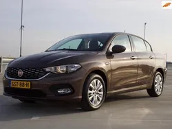 Bruin, metallic lak Gebruikt 2017 Fiat Tipo Lounge Sedan | € 9.990 (Eerlijke prijs)