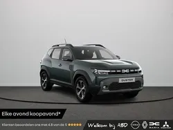 Cedar green (groen mica) Nieuw 2025 Dacia Duster Journey SUV | € 36.025 (Eerlijke prijs)