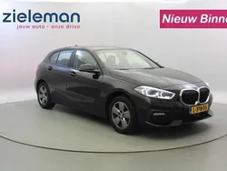 Zwart, metallic lak Gebruikt 2021 BMW 118 Comfort Edition Hatchback | € 19.845 (Super prijs)