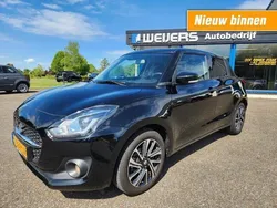 Zwart, metallic lak Gebruikt 2024 Suzuki Swift Style Hatchback | € 19.900 (Eerlijke prijs)
