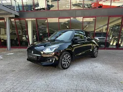Zwart, metallic lak Gebruikt 2021 Suzuki Swift Style Hatchback | € 17.950 (Eerlijke prijs)