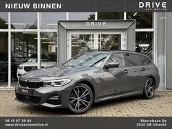 Grijs Gebruikt 2022 BMW 330e M Sport Stationwagen | € 37.900 (Eerlijke prijs)