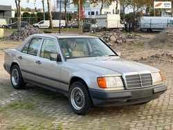 Beige Gebruikt 1986 Mercedes E230 Sedan | € 2.749