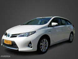 Wit, metallic lak Gebruikt 2014 Toyota Auris Hybrid Executive Hatchback | € 10.350 (Eerlijke prijs)