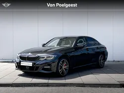 Saphirschwarz metallic (zwart metallic) Gebruikt 2021 BMW 320e M Sport Sedan | € 34.900 (Iets duurder)