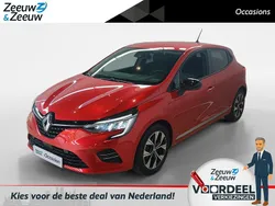Rood Gebruikt 2023 Renault Clio V Evolution Hatchback | € 16.435 (Eerlijke prijs)