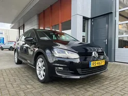 Zwart, metallic lak Gebruikt 2015 VW Golf VII LOUNGE Stationwagen | € 15.045 (Iets duurder)