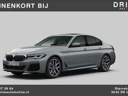 Grijs Gebruikt 2022 BMW 545e M Sport Sedan | € 52.900 (Eerlijke prijs)