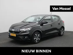 Zwart, metallic lak Gebruikt 2024 Dacia Sandero Expression Hatchback | € 19.935 (Eerlijke prijs)