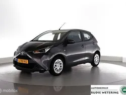Grijs, metallic lak Gebruikt 2021 Toyota Aygo X-play Hatchback | € 11.950 (Eerlijke prijs)