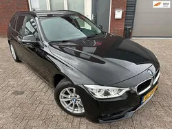 Zwart, metallic lak Gebruikt 2018 BMW 318 Executive Stationwagen | € 14.999 (Super prijs)