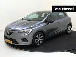 Grijs Gebruikt 2023 Renault Clio V Equilibre Hatchback | € 14.940 (Eerlijke prijs)