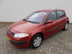 Rood Gebruikt 2005 Renault Mégane II Expression+ Hatchback | € 895 (Eerlijke prijs)