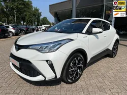 Wit, metallic lak Gebruikt 2021 Toyota C-HR Team SUV | € 27.940 (Eerlijke prijs)