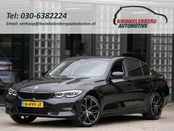 Zwart, metallic lak Gebruikt 2021 BMW 318 Sport Line Sedan | € 30.950 (Eerlijke prijs)