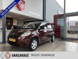 Rood, metallic lak Gebruikt 2008 Daihatsu Sirion Hatchback | € 2.850 (Duur)