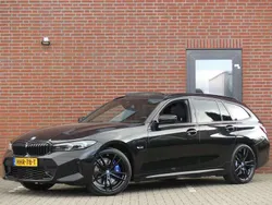 Zwart Gebruikt 2023 BMW 330e M Sport Stationwagen | € 49.450 (Eerlijke prijs)