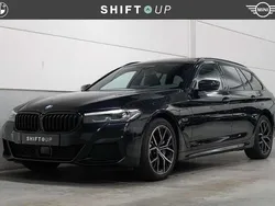 Zwart, metallic lak Gebruikt 2022 BMW 530e M Sport Stationwagen | € 45.940 (Eerlijke prijs)