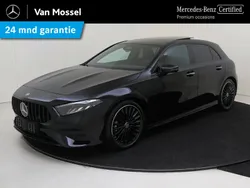 Zwart, metallic lak Nieuw 2024 Mercedes A180 AMG line Hatchback | € 44.945 (Eerlijke prijs)