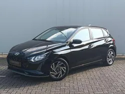 Zwart metallic Gebruikt 2024 Hyundai i20 Comfort Hatchback | € 18.840 (Eerlijke prijs)