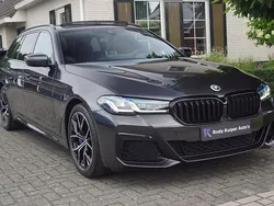 Grijs, metallic lak Gebruikt 2022 BMW 530e Comfort Edition Stationwagen | € 44.950 (Iets duurder)