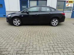 Zwart Gebruikt 2014 Opel Astra Sedan | € 5.995 (Eerlijke prijs)