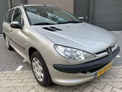 Grijs, metallic lak Gebruikt 2006 Peugeot 206 Stationwagen | € 2.250 (Eerlijke prijs)