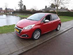 Rood Gebruikt 2017 Peugeot 208 Allure Hatchback | € 8.495 (Eerlijke prijs)