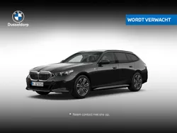 Saphirschwarz metallic (zwart metallic) Gebruikt 2025 BMW 520 Comfort Edition Stationwagen | € 69.950 (Super prijs)