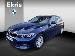 Blauw, metallic lak Gebruikt 2020 BMW 320 Executive Stationwagen | € 27.400 (Goede deal)