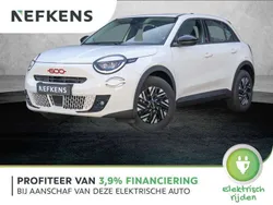 Wit Nieuw 2025 Fiat 600E Red SUV | € 28.425
