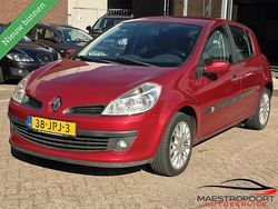 Rood Gebruikt 2009 Renault Clio II Dynamique Hatchback | € 1.950 (Goede deal)
