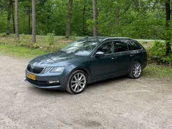 Grijs Gebruikt 2017 Skoda Octavia Stationwagen | € 12.495 (Eerlijke prijs)