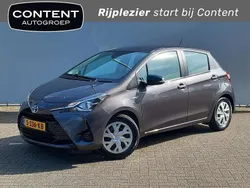 Grijs mica Gebruikt 2017 Toyota Yaris Hybrid Hatchback | € 14.440 (Eerlijke prijs)