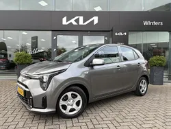 Grijs, metallic lak Gebruikt 2024 Kia Picanto Hatchback | € 17.495 (Eerlijke prijs)