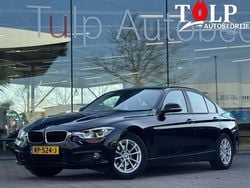 Zwart, metallic lak Gebruikt 2018 BMW 318 Executive Sedan | € 18.490 (Eerlijke prijs)