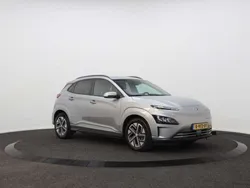 Shimmering silver (grijs metallic) Gebruikt 2022 Hyundai Kona Premium SUV | € 27.450 (Iets duurder)