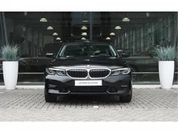 Saphirschwarz (donker zwart metallic) Gebruikt 2021 BMW 330e Comfort Edition Stationwagen | € 30.950 (Eerlijke prijs)