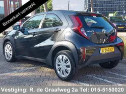 Zwart Gebruikt 2022 Toyota Aygo Play Hatchback | € 18.400 (Eerlijke prijs)