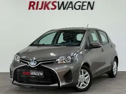 Zilver, metallic lak Gebruikt 2017 Toyota Yaris Hybrid Executive Hatchback | € 13.950 (Super prijs)