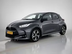 Ash grey metallic (donker grijs metallic) Gebruikt 2024 Toyota Yaris Edition Hatchback | € 24.745 (Eerlijke prijs)