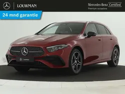 Rood, metallic lak Gebruikt 2023 Mercedes A250 AMG line Hatchback | € 35.495 (Eerlijke prijs)