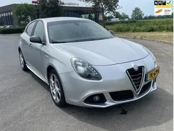 Grijs Gebruikt 2015 Alfa Romeo Giulietta Exclusive Hatchback | € 5.450