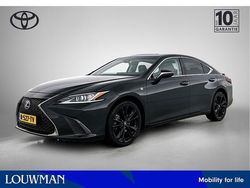 Graphite black metallic (zwart metallic) Gebruikt 2022 Lexus ES300H Sport Design Packet Sedan | € 39.945 (Eerlijke prijs)